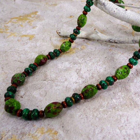 Green agate stone bead necklace with brown wood beads and small metal beads - Picture 7 of 15